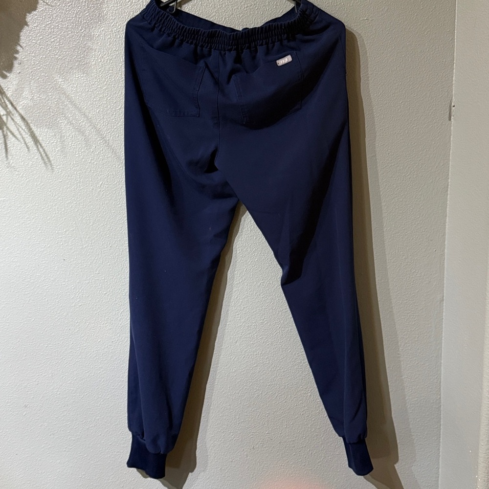 FIGS Women’s joggers scrub bottoms. Navy. Size XS. In good condition. - Picture 2 of 4